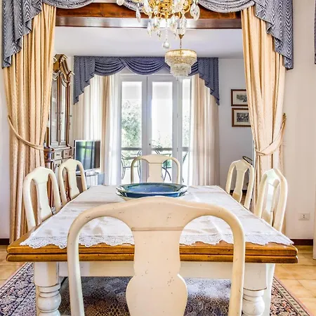 Holiday home Carini With 3000 Mq Garden & Heated Pool Castelnuovo del Garda